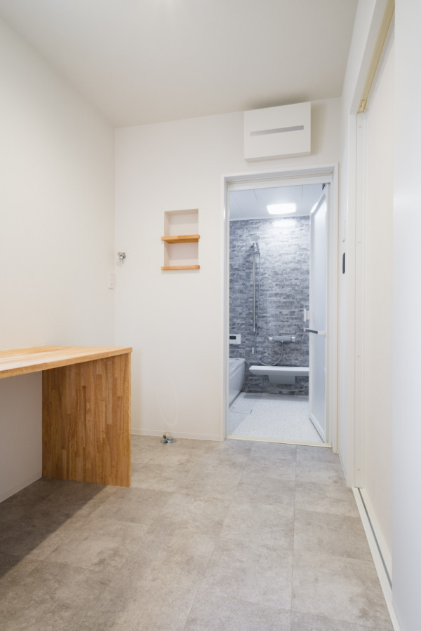 Esempio di una lavanderia con pareti bianche, pavimento grigio, top beige, soffitto in carta da parati e carta da parati