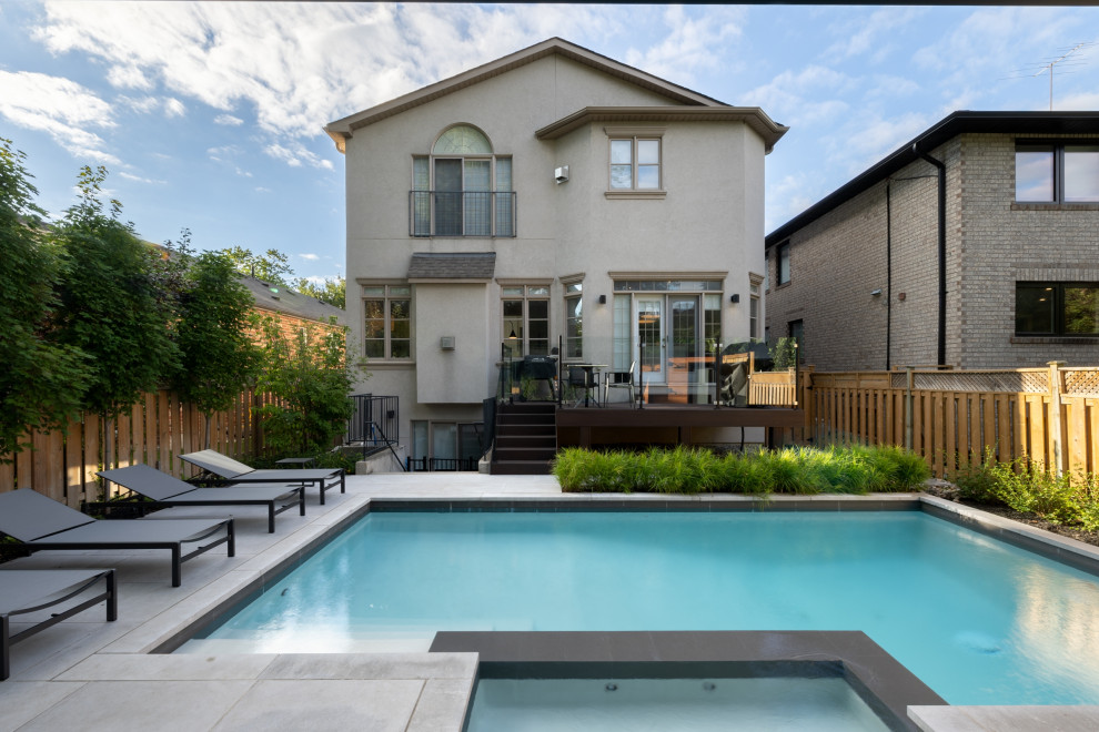 Ispirazione per una piccola piscina contemporanea rettangolare dietro casa con paesaggistica bordo piscina e pavimentazioni in pietra naturale