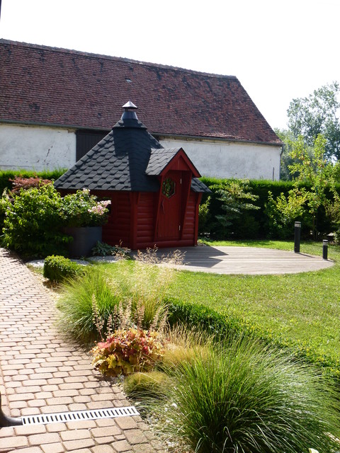 "Futterstelle" Grillhaus contemporaneo-giardino