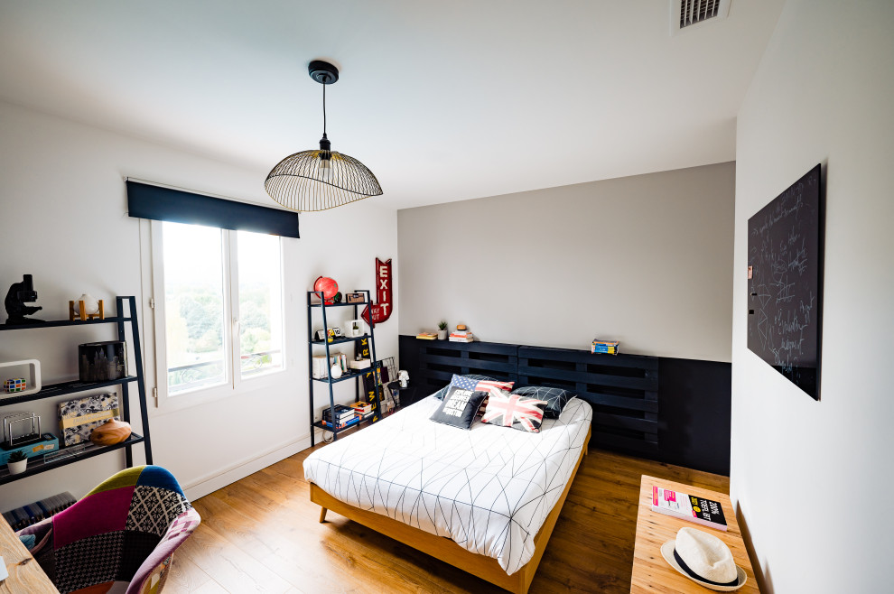 Foto de habitación de invitados blanca moderna grande con suelo de madera clara, suelo beige y paredes blancas
