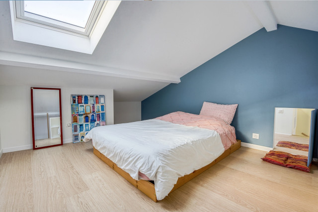 Maison de plain pied avec combles am&eacute;nag&eacute;s contemporaneo-camera-da-letto