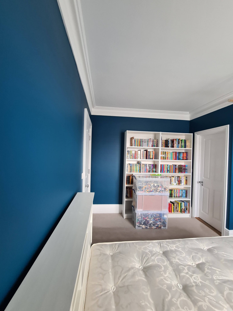 Свежая идея для дизайна: большая хозяйская спальня в классическом стиле с синими стенами, ковровым покрытием, бежевым полом и многоуровневым потолком - отличное фото интерьера