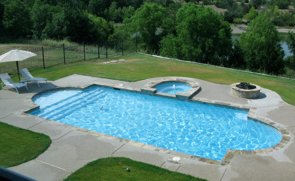 Inspiration for a contemporary pool in Dallas.