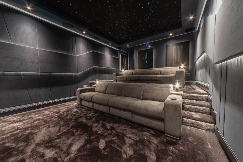 Inspiration pour une salle de cinéma design de taille moyenne et fermée avec un mur gris, moquette, un écran de projection et un sol gris.