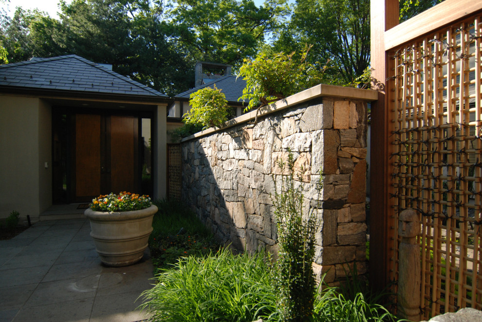 Ejemplo de camino de jardín de estilo zen pequeño en verano en patio con jardín francés, exposición parcial al sol, adoquines de piedra natural y con madera