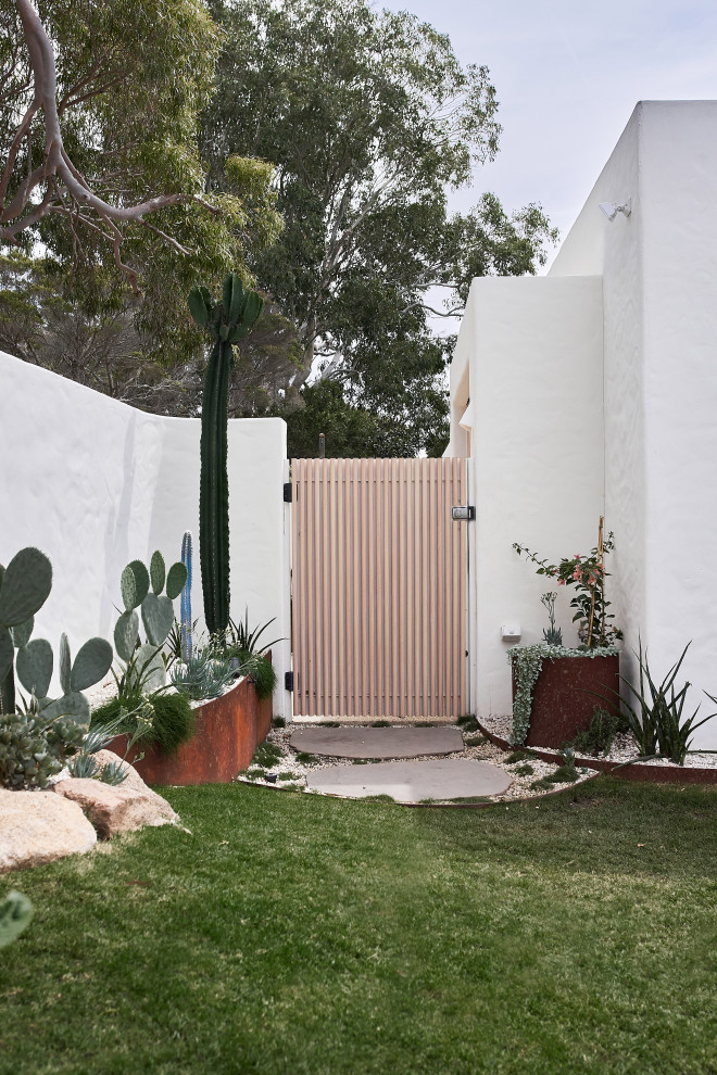 Mediterranes Einfamilienhaus mit weißer Fassadenfarbe in Sydney