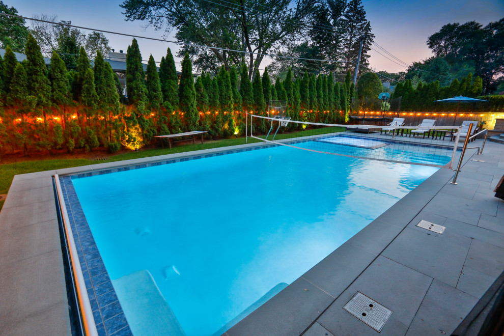 Пример оригинального дизайна: спортивный, прямоугольный бассейн среднего размера на заднем дворе в классическом стиле с перегородкой для приватности и покрытием из каменной брусчатки