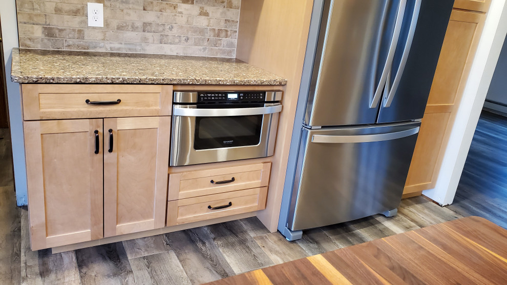 Enclosed kitchen - mid-sized rustic u-shaped vinyl floor and gray floor enclosed kitchen idea with an undermount sink, shaker cabinets, light wood cabinets, quartz countertops, beige backsplash, stone tile backsplash, stainless steel appliances, an island and multicolored countertops