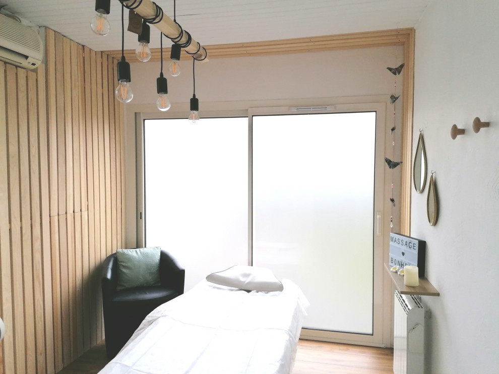 トゥールーズにある低価格の小さな北欧スタイルのおしゃれなクラフトルーム (白い壁、ラミネートの床、自立型机、グレーの床、板張り壁) の写真