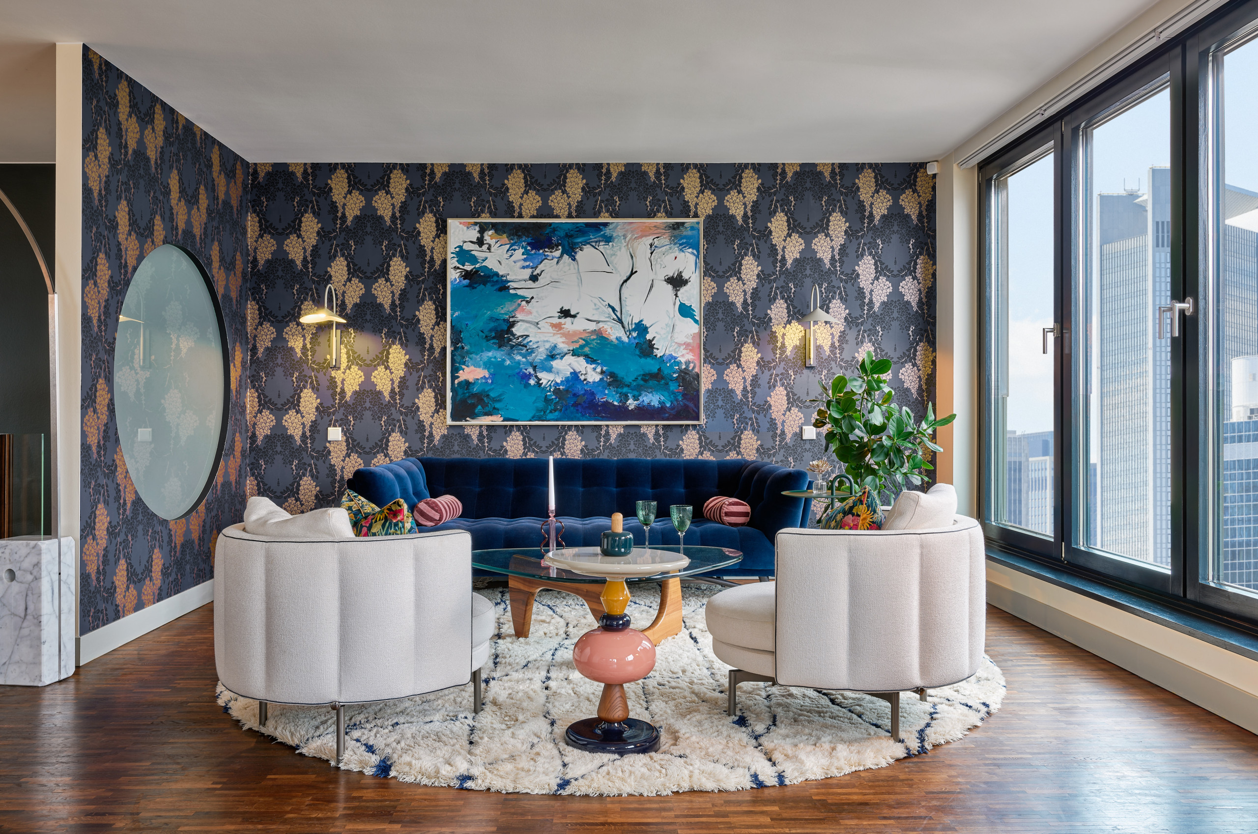 グレーのミッドセンチュリースタイルのおしゃれなリビングのインテリア