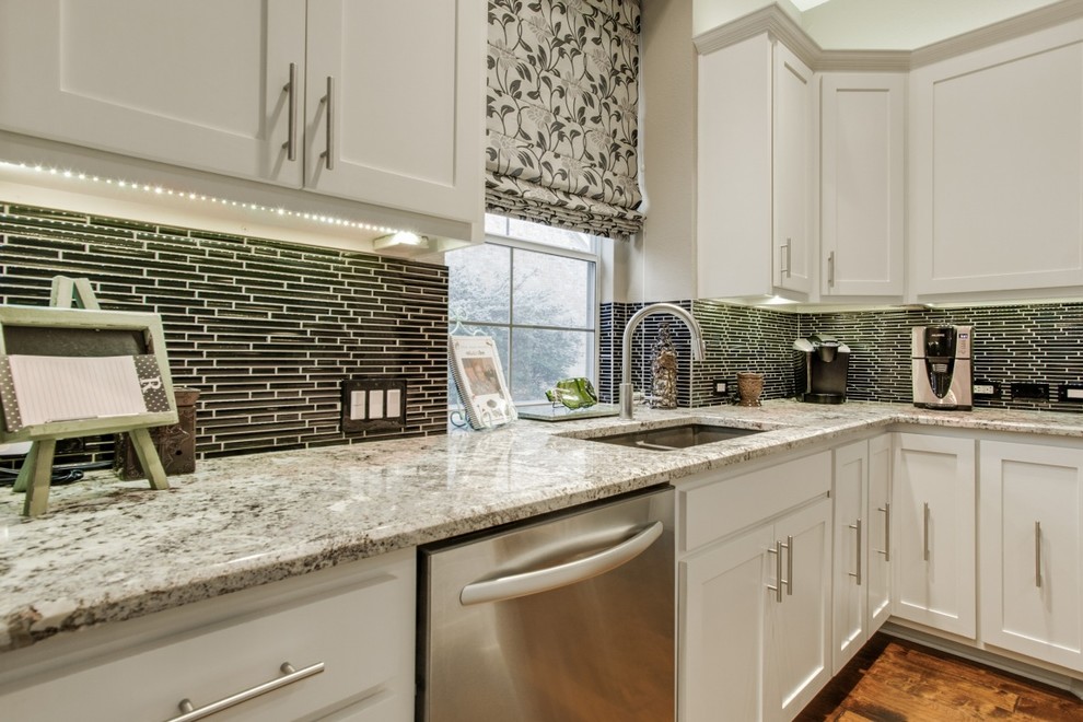 Kitchen - transitional kitchen idea in Dallas