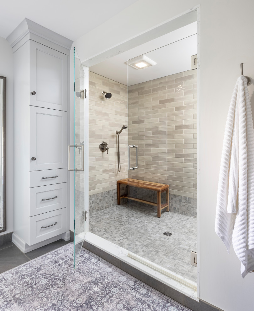 Idéer för att renovera ett vintage gul gult en-suite badrum, med grå skåp, grå väggar och grått golv
