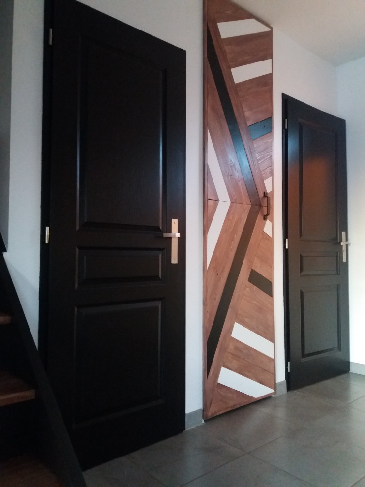Источник вдохновения для домашнего уюта: узкая прихожая среднего размера в стиле лофт с черными стенами, серым полом и деревянными стенами