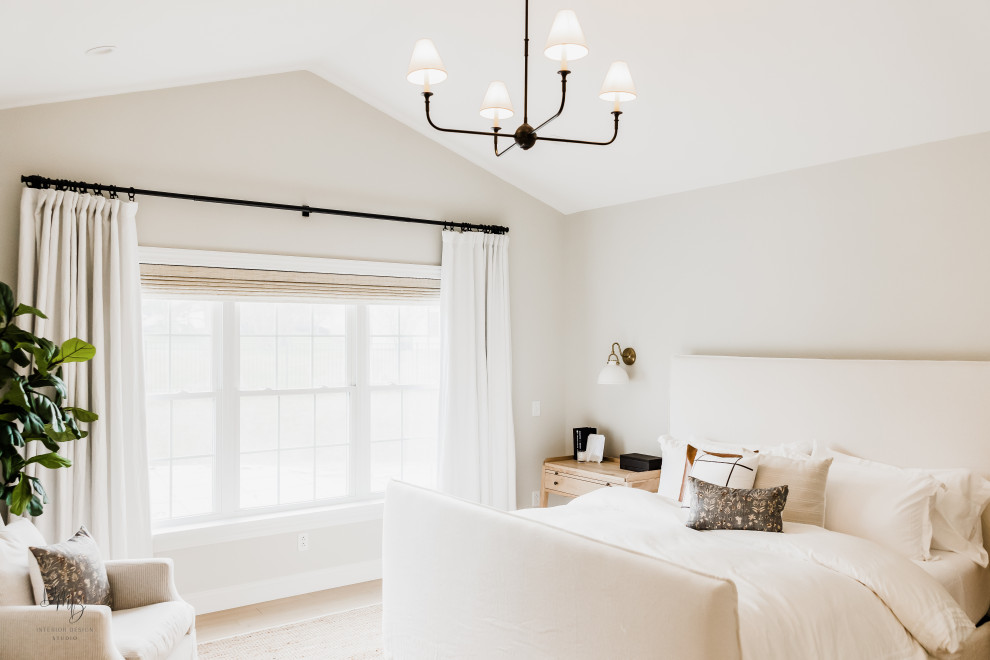 Inspiration pour une chambre parentale traditionnelle avec un mur blanc, parquet clair, un sol blanc et un plafond voûté.
