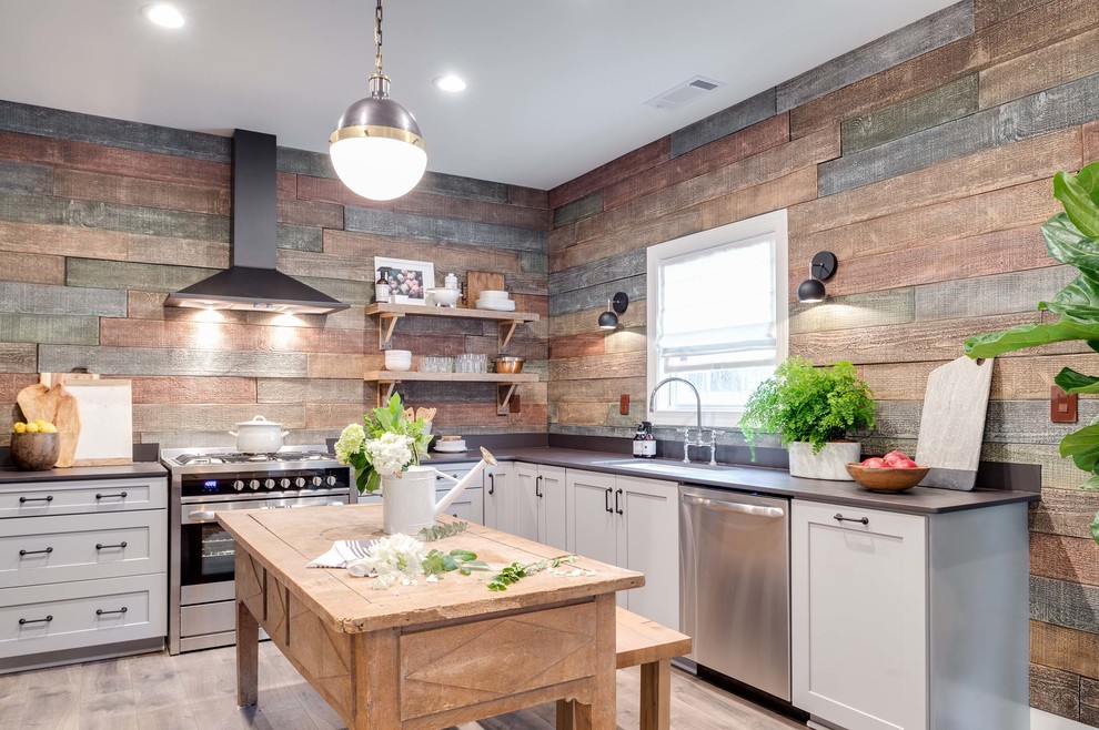 Inspiration for a mid-sized country u-shaped eat-in kitchen in Atlanta with an undermount sink, shaker cabinets, white cabinets, concrete benchtops, brown splashback, window splashback, stainless steel appliances, light hardwood floors, with island and brown floor.