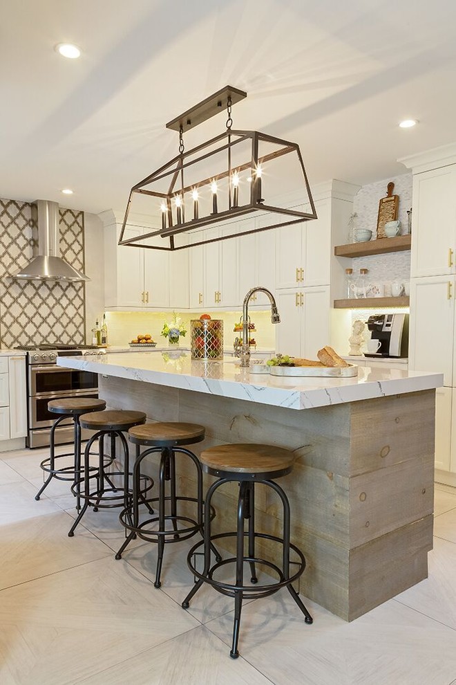 Mid-sized country u-shaped eat-in kitchen in New York with a farmhouse sink, shaker cabinets, white cabinets, quartz benchtops, white splashback, porcelain splashback, stainless steel appliances, porcelain floors and with island.