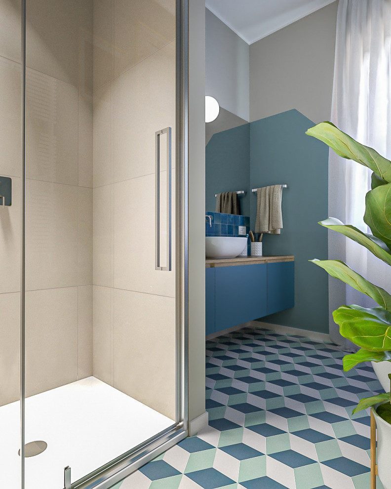 Modern inredning av ett mellanstort badrum med dusch, med släta luckor, gröna skåp, en dusch i en alkov, en toalettstol med separat cisternkåpa, beige kakel, porslinskakel, flerfärgade väggar, cementgolv, ett fristående handfat, träbänkskiva, flerfärgat golv och dusch med gångjärnsdörr