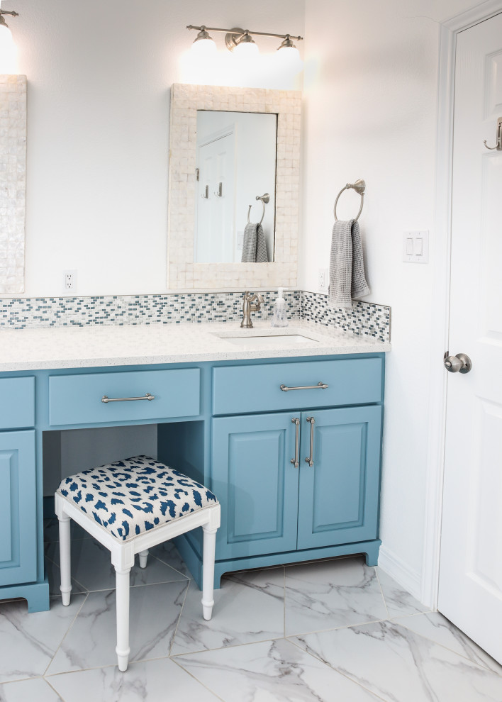 Idées déco pour une grande salle de bain principale classique avec un placard avec porte à panneau surélevé, des portes de placard bleues, une baignoire indépendante, une douche d'angle, un carrelage multicolore, du carrelage en marbre, un mur blanc, un sol en marbre, un lavabo encastré, un sol multicolore, une cabine de douche à porte battante, un plan de toilette blanc, une niche, meuble double vasque et meuble-lavabo encastré.