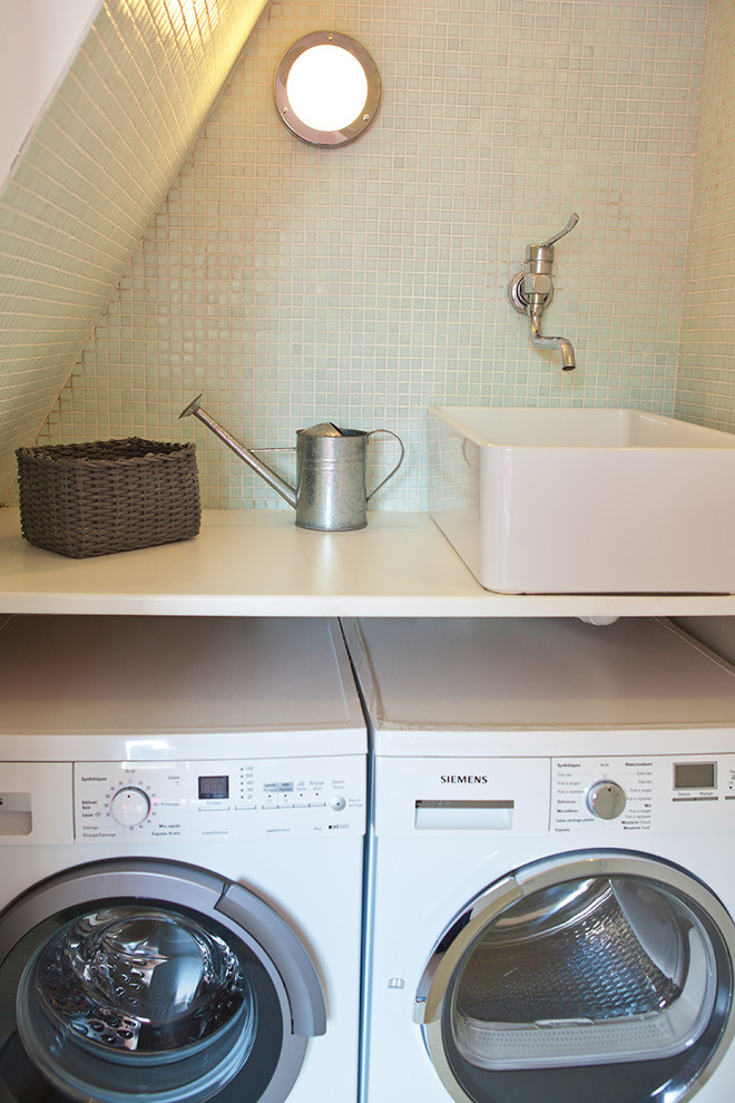 Design ideas for a contemporary laundry room in Paris.