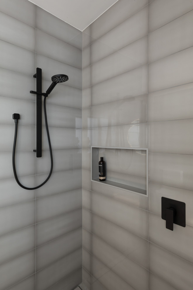 This is an example of a mid-sized contemporary kids bathroom in Auckland with an open shower.