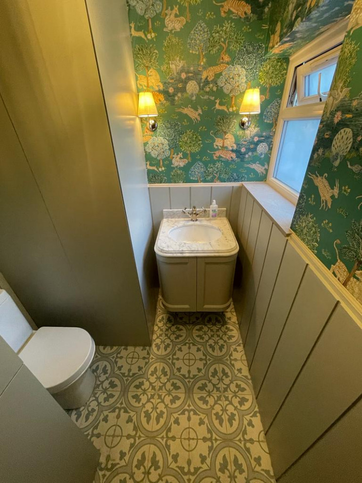 Idée de décoration pour un WC et toilettes vintage avec un sol en carrelage de porcelaine, un lavabo suspendu, un sol gris et du lambris de bois.