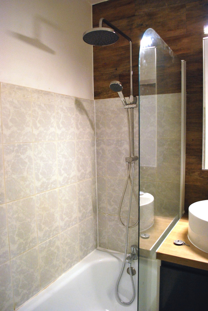 Inspiration för små moderna brunt badrum med dusch, med luckor med profilerade fronter, svarta skåp, ett platsbyggt badkar, en dusch/badkar-kombination, brun kakel, keramikplattor, vita väggar, ett fristående handfat, träbänkskiva och med dusch som är öppen