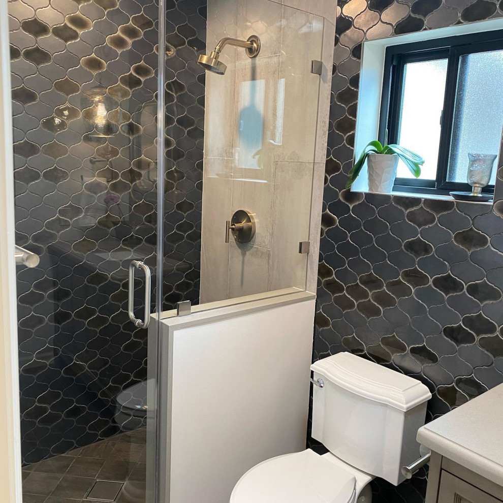 Imagen de cuarto de baño único y de pie, bohemio, de tamaño medio, con armarios con paneles empotrados, puertas de armario de madera clara, ducha empotrada, sanitario de dos piezas, baldosas y/o azulejos grises, baldosas y/o azulejos de cerámica, paredes grises, suelo de baldosas de cerámica, aseo y ducha, lavabo bajoencimera, encimera de cuarzo compacto, suelo beige, ducha con puerta con bisagras y encimeras grises