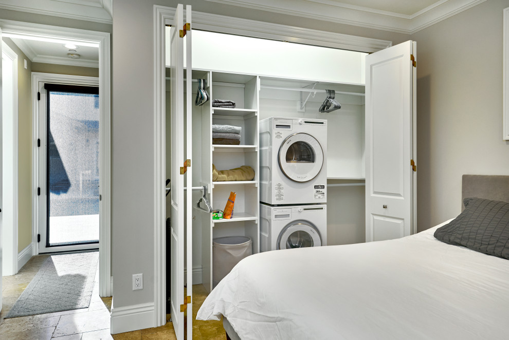 На фото: маленькая гостевая спальня (комната для гостей) в стиле неоклассика (современная классика) с серыми стенами, полом из известняка и коричневым полом для на участке и в саду с