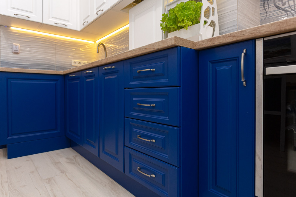 Белая кухня в стиле неоклассика