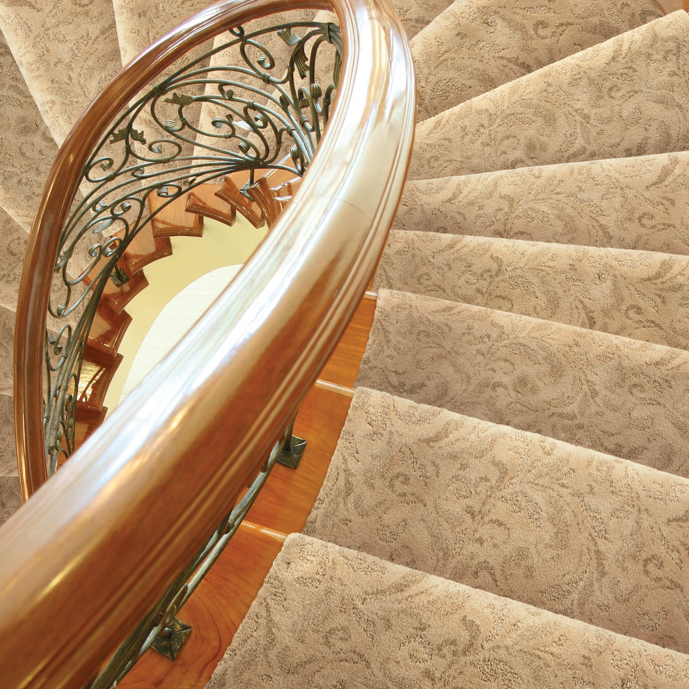 Источник вдохновения для домашнего уюта: большая винтовая деревянная лестница в классическом стиле с деревянными ступенями