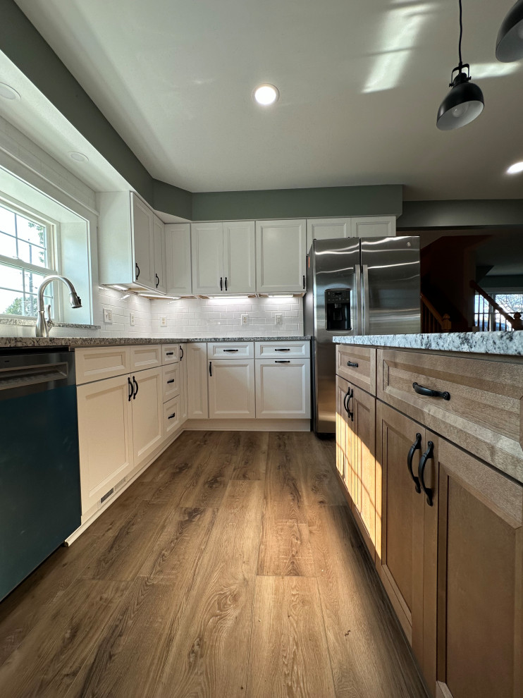 A brand new kitchen with USCD cabinetry, beautiful granite countertops and Cali 