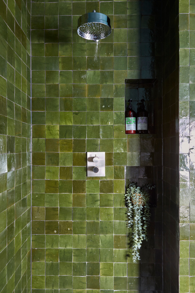 На фото: маленькая ванная комната в стиле рустика с фасадами цвета дерева среднего тона, отдельно стоящей ванной, раздельным унитазом, зеленой плиткой, полом из керамической плитки, мраморной столешницей, зеленым полом, разноцветной столешницей, нишей и тумбой под одну раковину для на участке и в саду