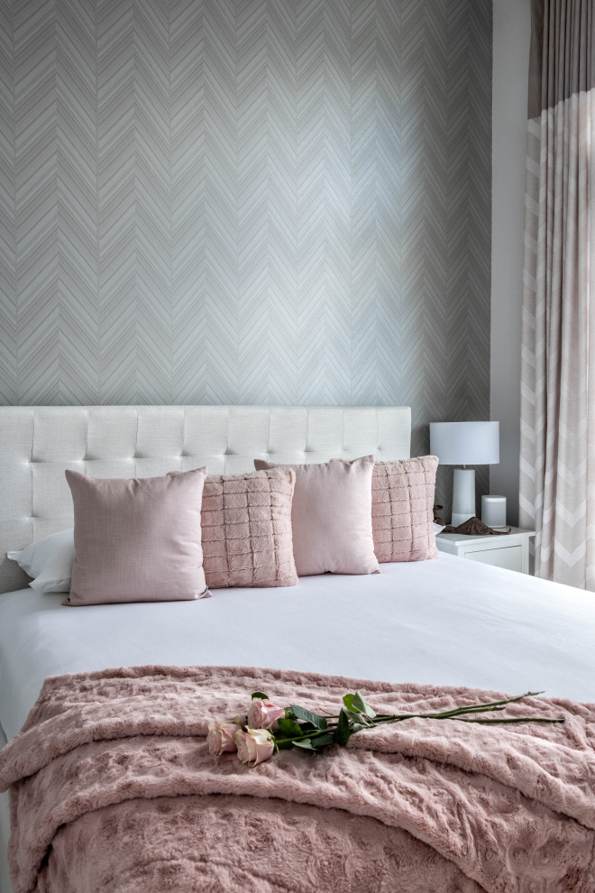 Пример оригинального дизайна: хозяйская спальня среднего размера в стиле модернизм с серыми стенами, ковровым покрытием, белым полом и обоями на стенах