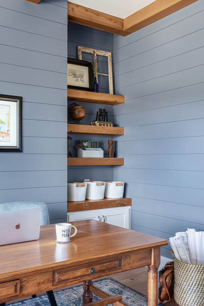 オースティンにある高級な中くらいなビーチスタイルのおしゃれな書斎 (青い壁、無垢フローリング、暖炉なし、自立型机、茶色い床、表し梁、塗装板張りの壁) の写真