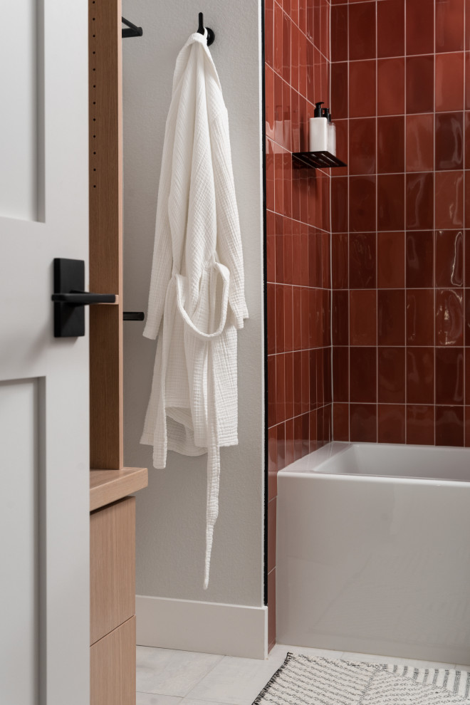 Пример оригинального дизайна: ванная комната в стиле модернизм с плоскими фасадами, ванной в нише, душем в нише, красной плиткой, керамической плиткой, полом из керамогранита, врезной раковиной, столешницей из искусственного кварца, шторкой для ванной, белой столешницей, тумбой под одну раковину и подвесной тумбой