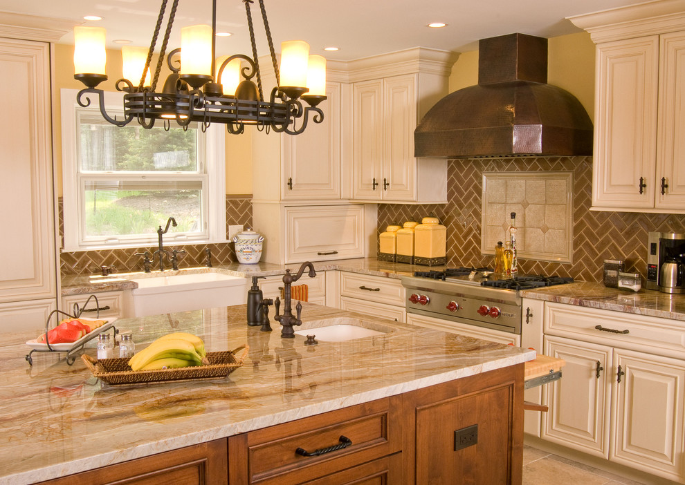 This is an example of a traditional kitchen in Miami with a farmhouse sink.