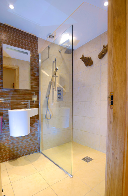 Villa, Scotland contemporary-bathroom