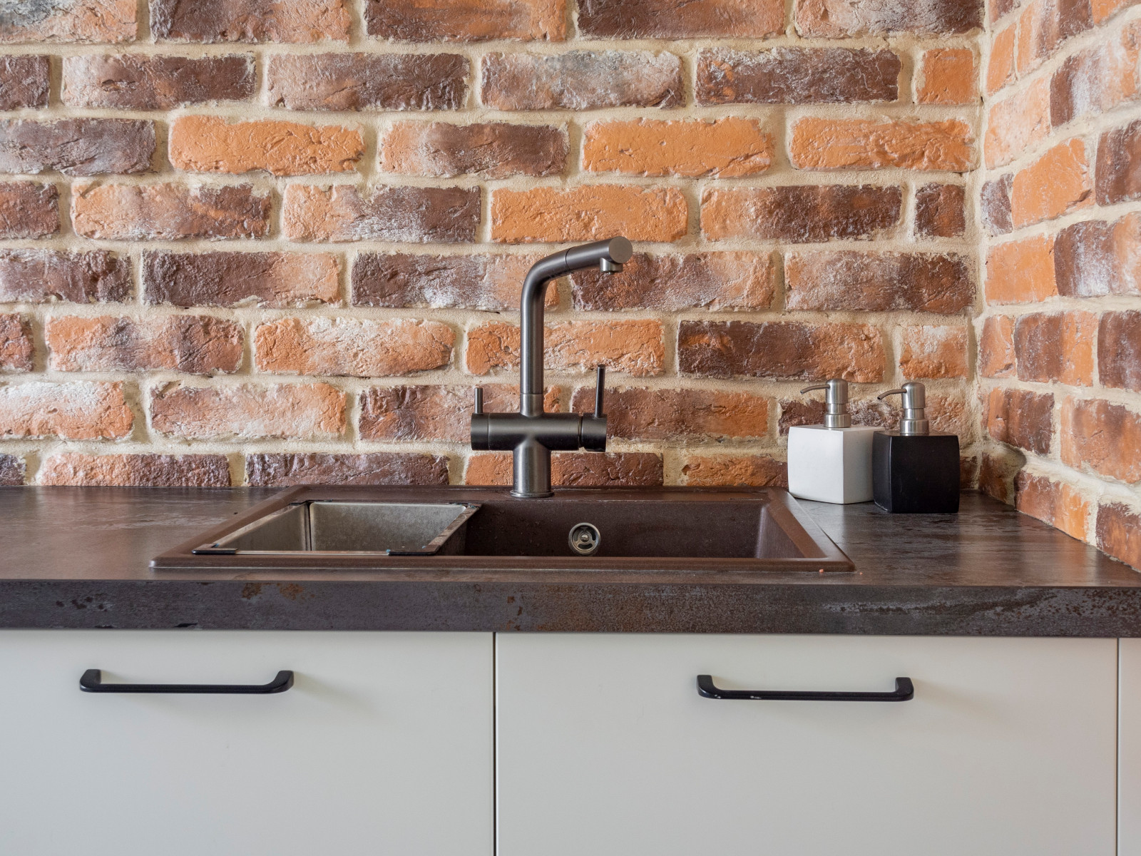 Кухня в стиле неоклассика без верхних модулей