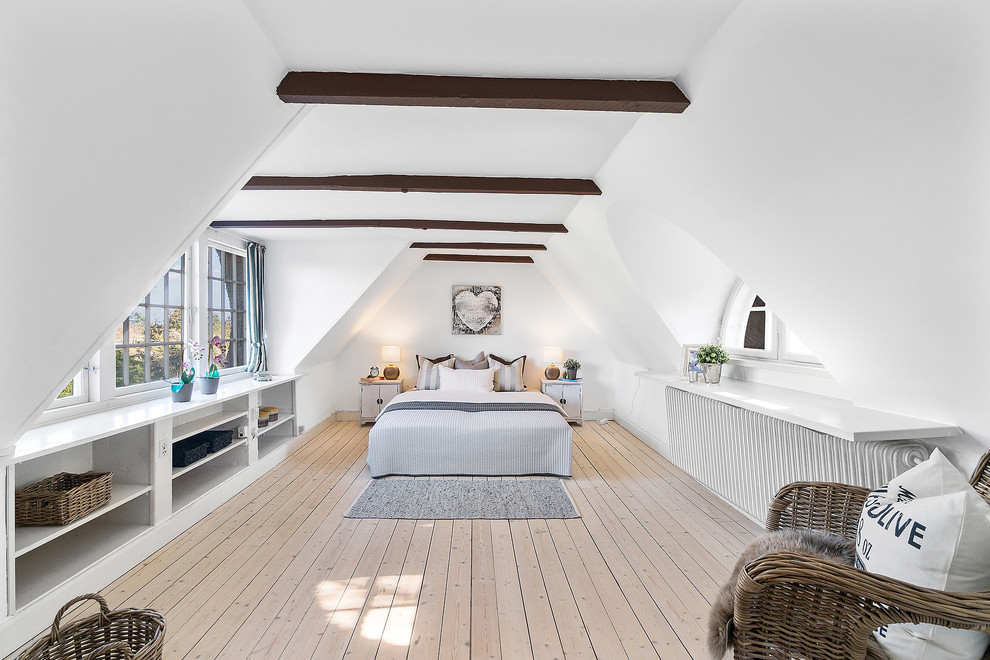 Country bedroom in Copenhagen with white walls, light hardwood floors and beige floor.