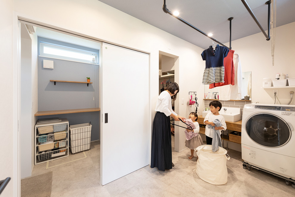 This is an example of a contemporary utility room in Kyoto.