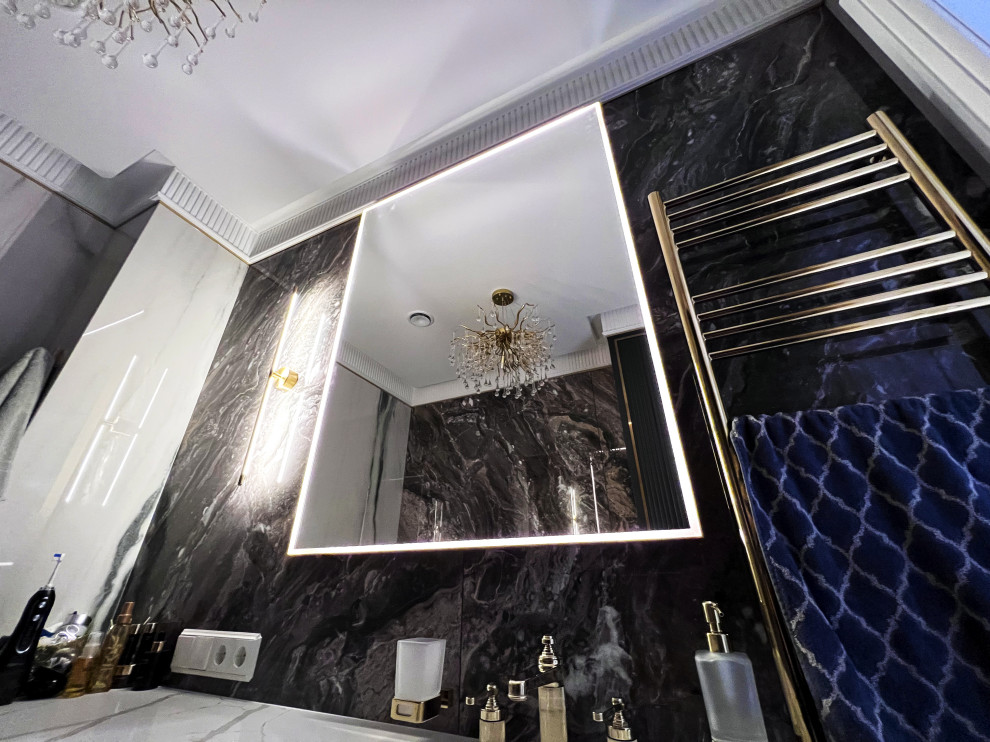 Зеркало в сатинированной раме с подсветкой