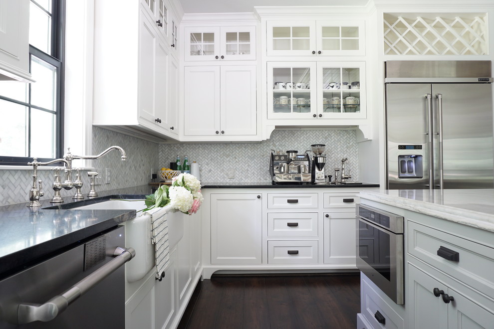 Kitchen - farmhouse kitchen idea in Houston