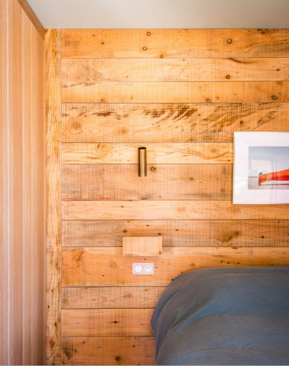 ボルドーにある小さなビーチスタイルのおしゃれな主寝室 (セラミックタイルの床、グレーの床、板張り壁) のインテリア