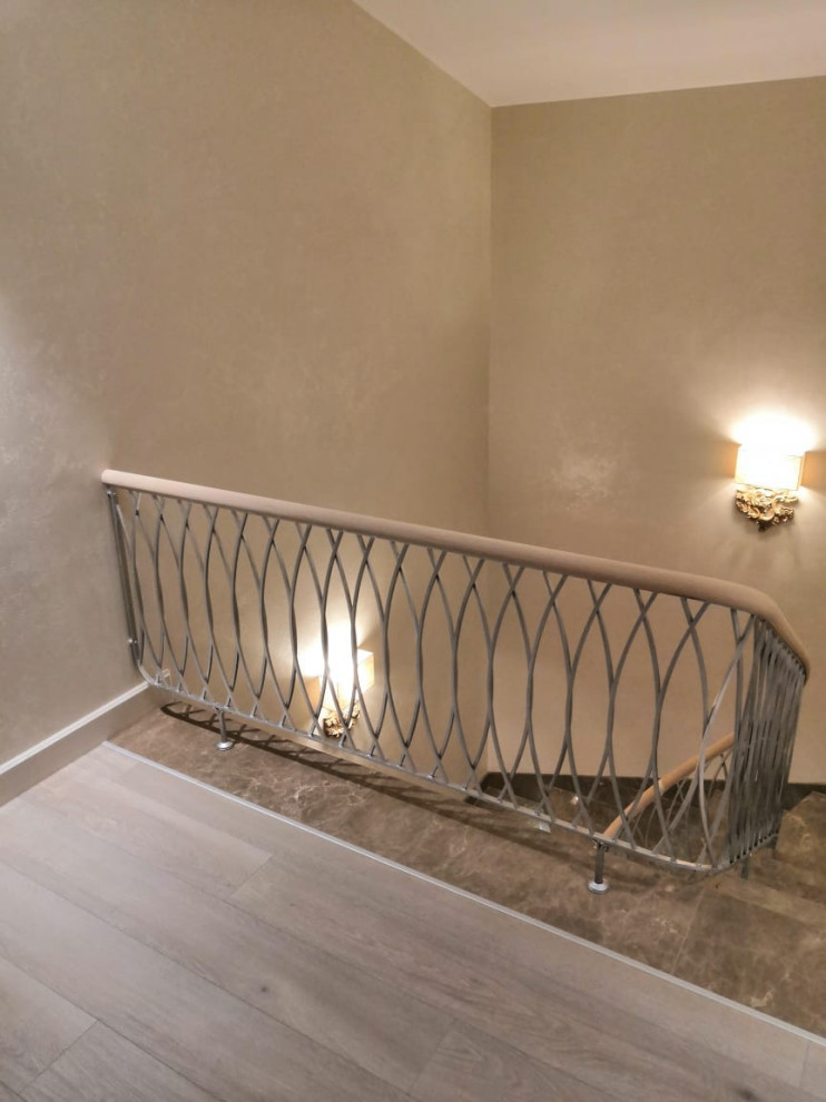 Бетонная лестница с авторским кованным радиусным ограждением