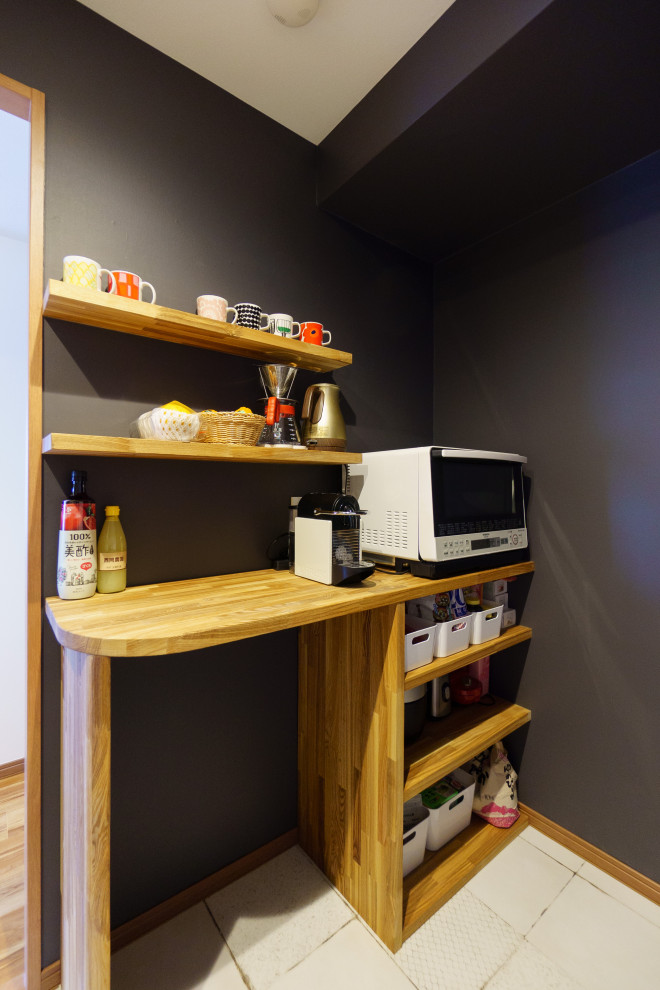 Ejemplo de cocinas en L escandinava cerrada con armarios abiertos, puertas de armario de madera clara, electrodomésticos blancos, suelo blanco, encimeras marrones y papel pintado