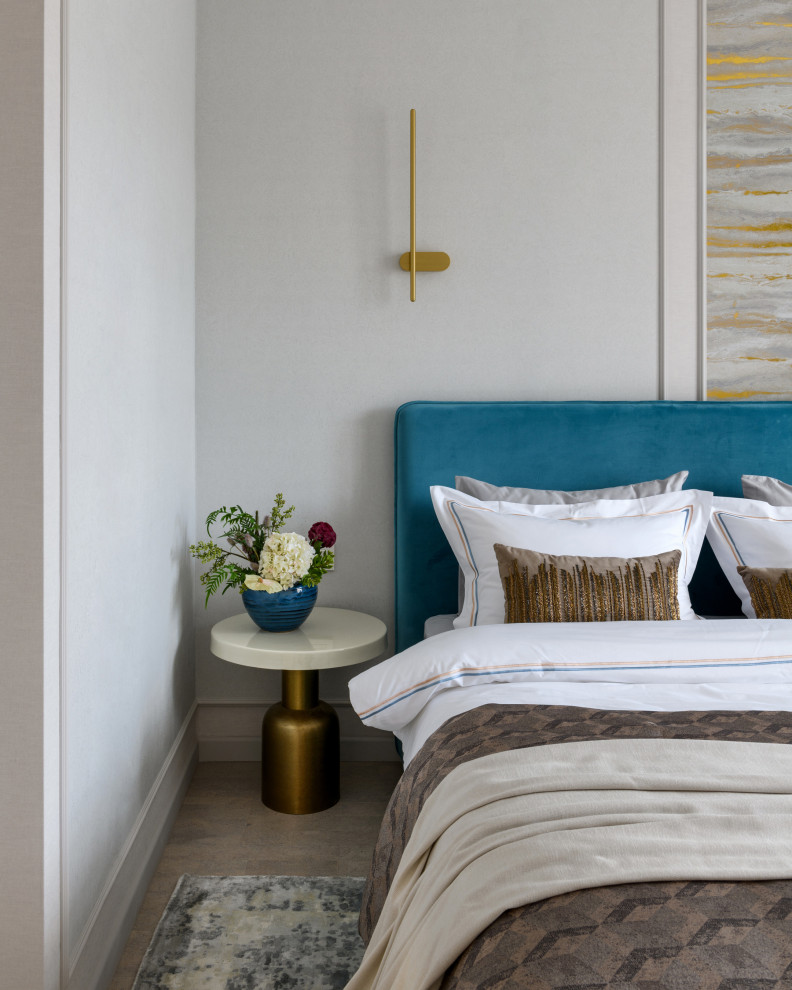 Ispirazione per una camera da letto minimal di medie dimensioni con pareti beige, pavimento in sughero, pavimento beige e carta da parati