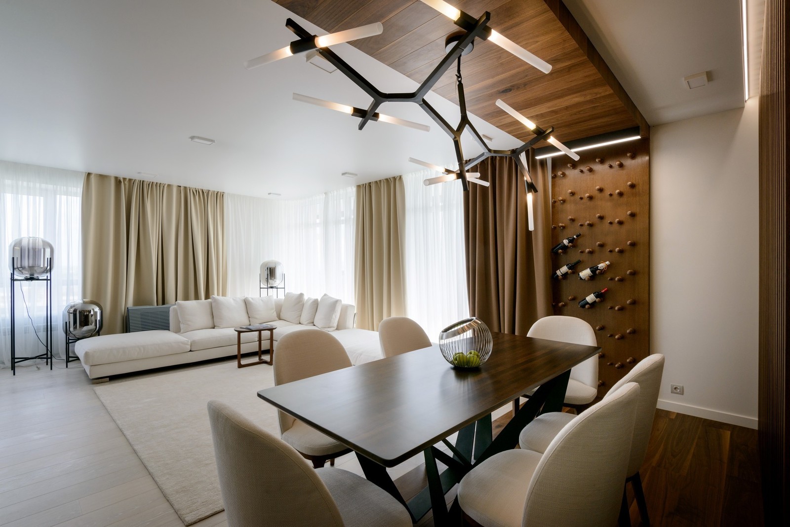 Просторная квартира с деревянными колоннами