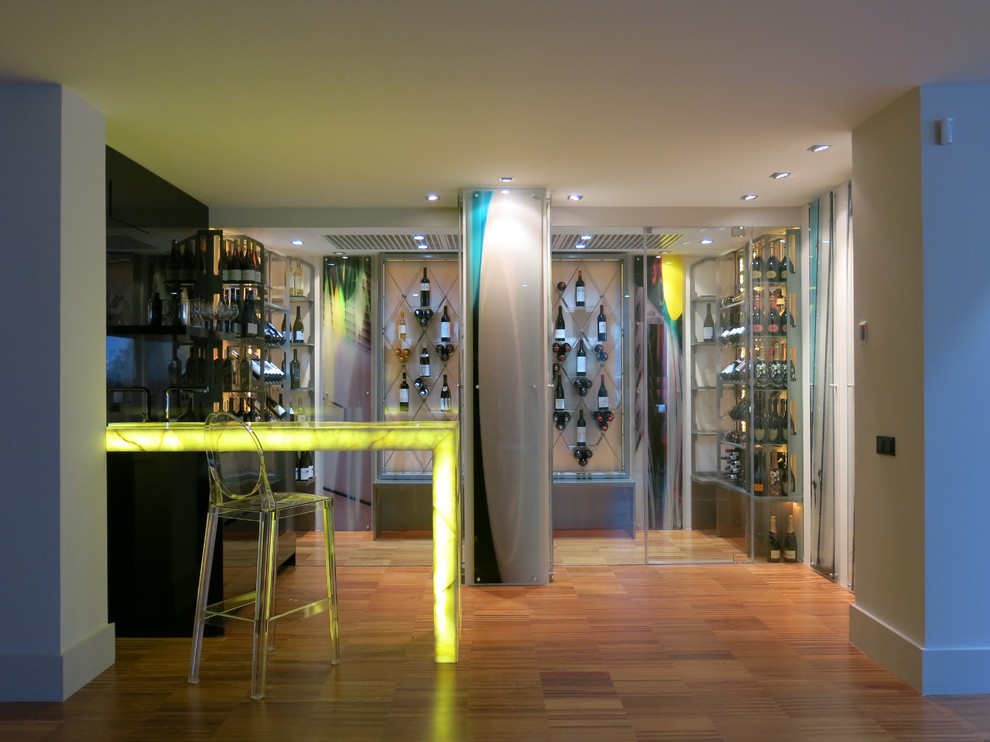 Foto de bodega clásica renovada de tamaño medio con suelo de madera en tonos medios