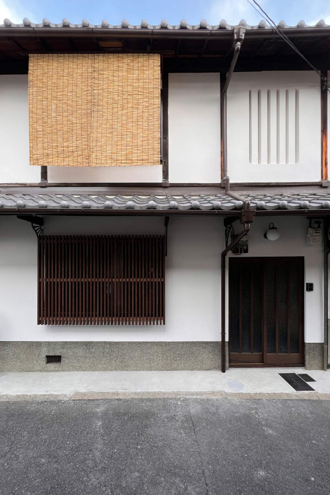 京都にある小さな和モダンなおしゃれな家の外観 (漆喰サイディング、アパート・マンション、長方形) の写真