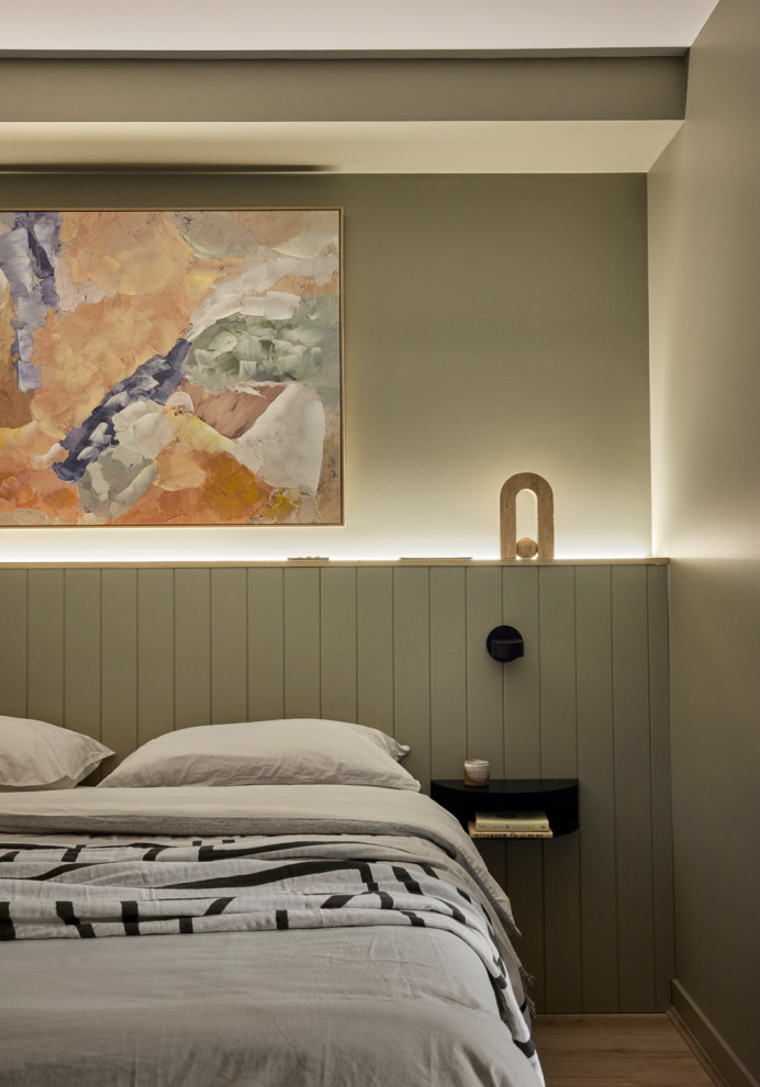 Mittelgroßes Nordisches Gästezimmer mit grüner Wandfarbe, hellem Holzboden, gelbem Boden und vertäfelten Wänden in Melbourne